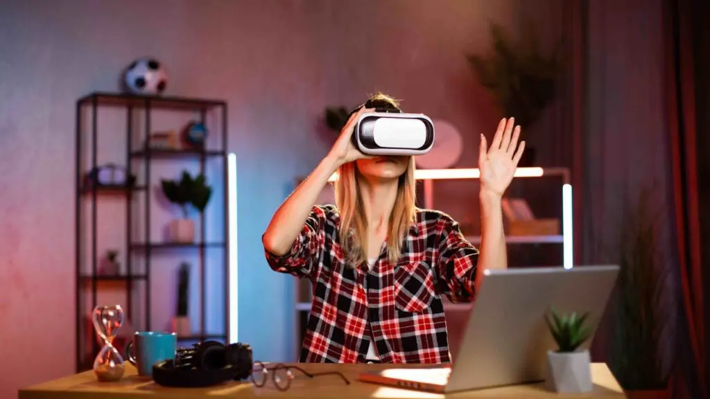 Inscrições abertas para cursos gratuitos em impressão 3D, realidade aumentada e drones Foto de uma pessoa utilizando o óculos 3D - simulação realidade aumentada
