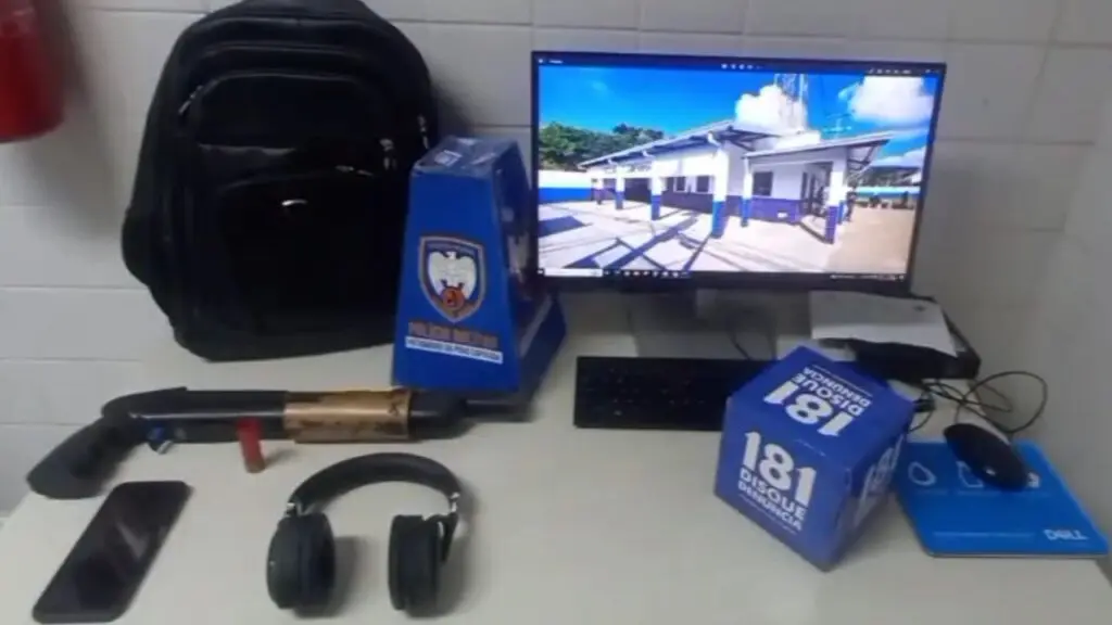 Polícia Militar apreende espingarda calibre 12 craftada após denúncias de sequestro na Serra Sobre uma mesa branca uma espingarda craftada, calibre 12, um headset e uma munição calibre 12.