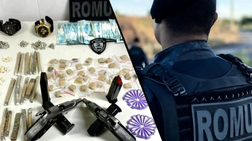 ROMU arrocha traficantes armados que tocavam o terror em praça na Serra Sobre uma mesa apreensões realizadas pela ROMU, 55 buchas de maconha, 137 pedras de crack, 72 pinos de cocaína, duas pistolas calibre .380, 21 munições, um rádio comunicador e R$ 2.975 em espécie, e na outra parte da foto um agente da ROMU de costas.