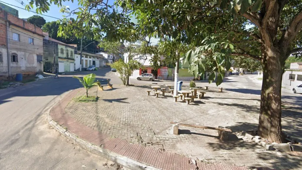 Polícia Militar detém dois sujeitos após frenético tiroteio em Nova Carapina A dupla estava vacilando na praça do sindicato e viram a bruxa com a chegada surpresa dos militares