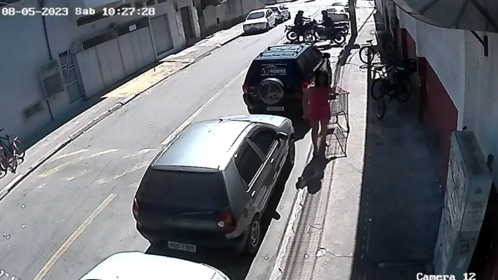 Vídeo: Câmera de segurança flagra moto sendo furtada com rapidez na Serra Imagem de uma camera de segurança, onde é possível ver a ação de dois bandidos furtando uma motocicleta em uma rua, movimentada.