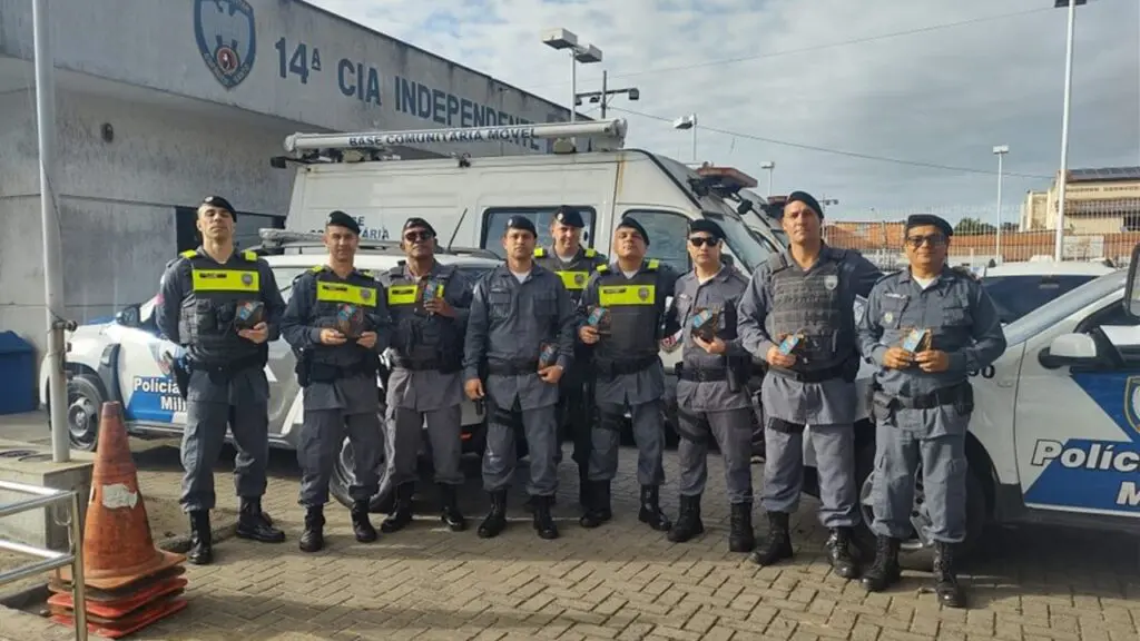 Policiais Militares são homenageados durante Dia dos Pais em Feu Rosa Polícia Militar realiza homenagem aos pais de serviço