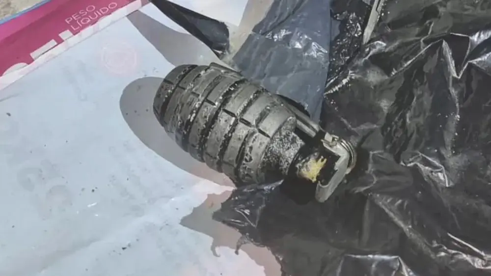 Uma granada sobre alguns sacos plásticos, que teria sido arremessada contra militares que realizavam uma ação em um morro de Vitória.