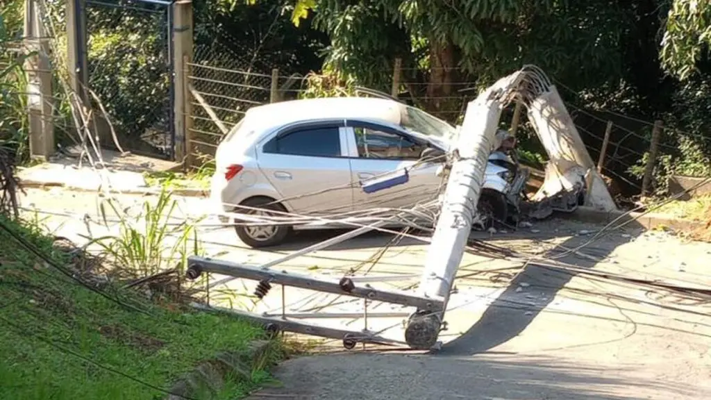 Motorista de aplicativo bate carro após ser perseguido por criminosos na Serra Motorista de App, sofre acidente após ser perseguido na Serra.