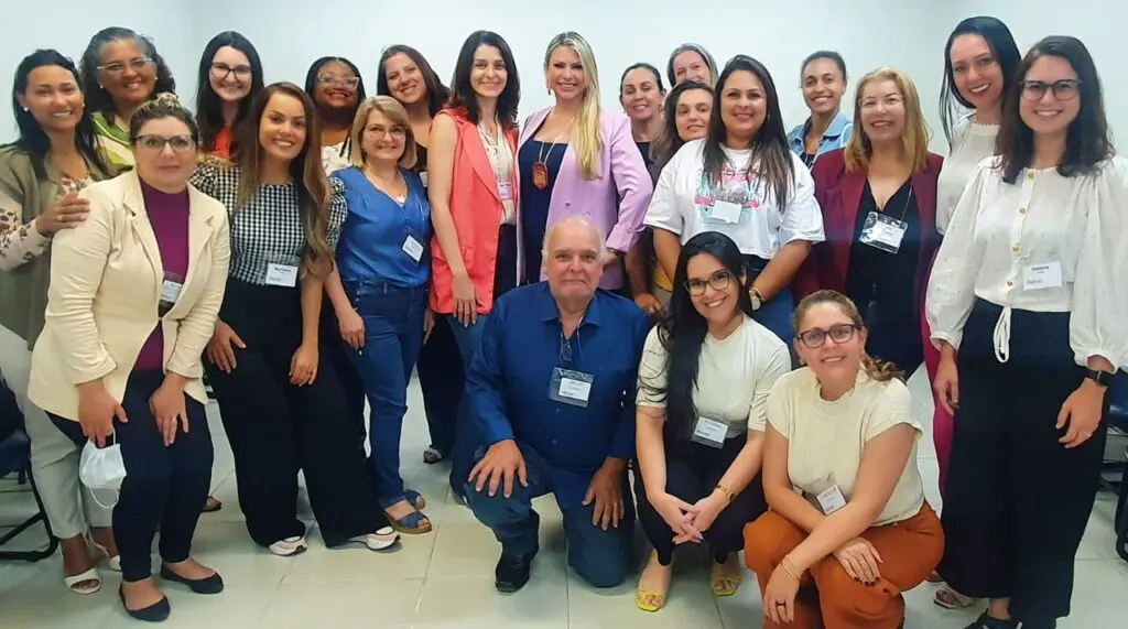 Foto de 20 mulheres, e um homem, especialistas e fundadoras do projeto pousando para a foto em na sala onde foram realizadas a reunião. 