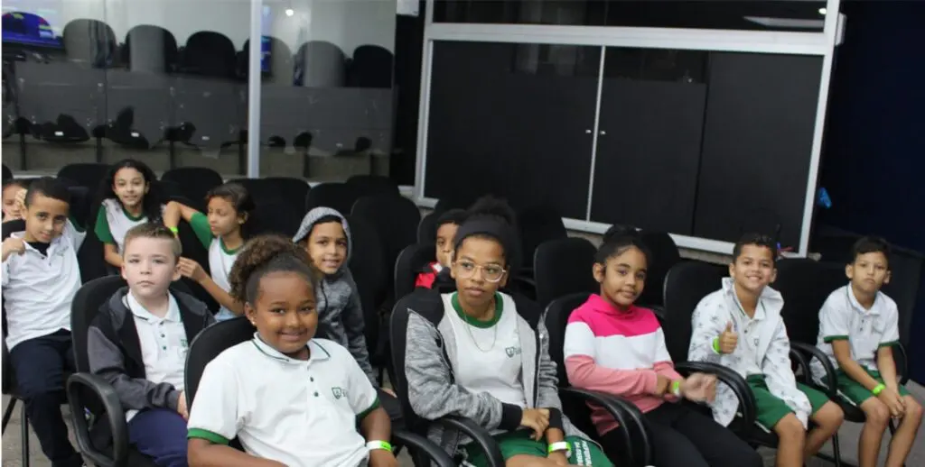 Alunos sentados participando de uma palestra dentro da Câmara da Serra.