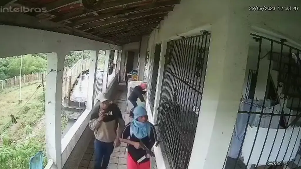 Vídeo: assaltantes armados invadem residência de idoso e tocam o terror na Serra Assaltantes armados invadem casa na serra