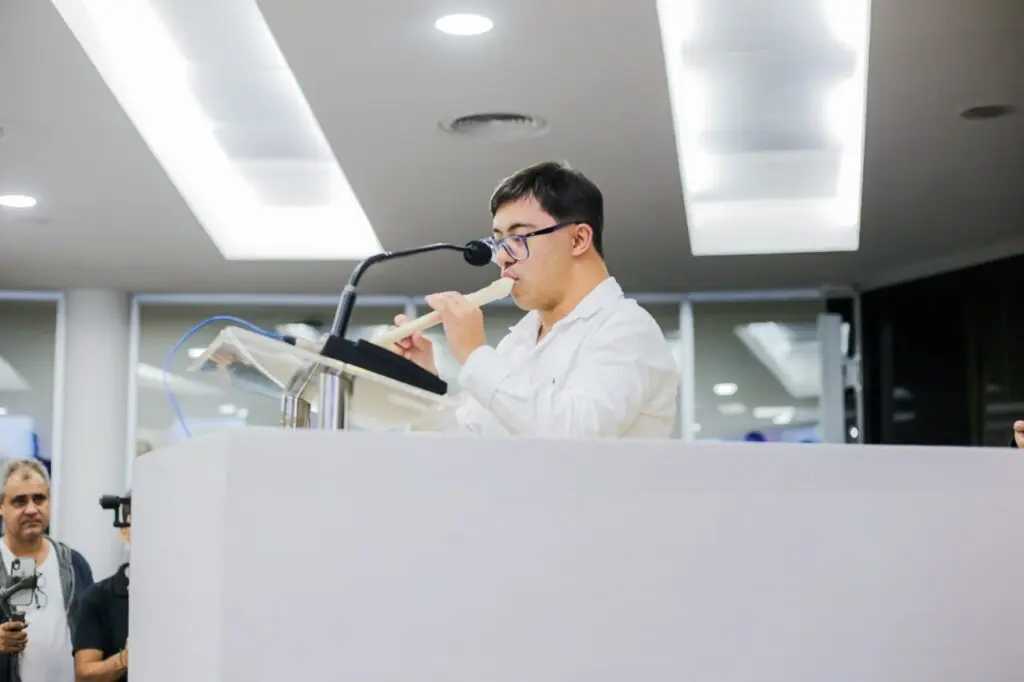 Apresentação de flauta na Camara da Serra, tocada por um músico PCD.