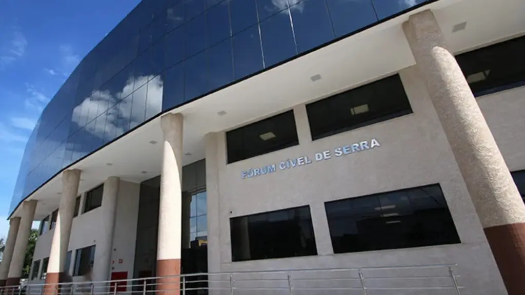 Justiça da Serra abre inscrições em vagas de estágio para estudantes de Direito Foto da frente do fórum cível da Serra
