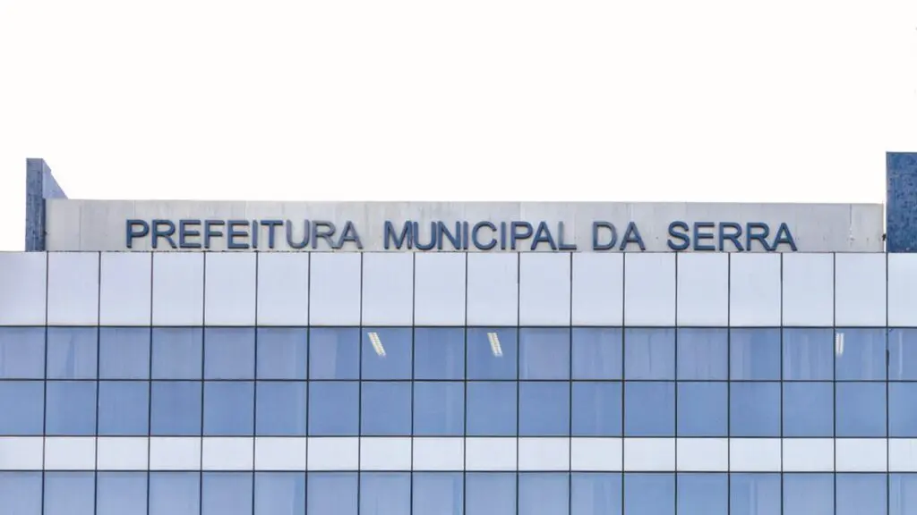 Prefeitura da Serra tem nova troca no secretariado: comunicação muda de comando Fachada da prefeitura municipal da Serra, letreiro no topo do prédio da sede