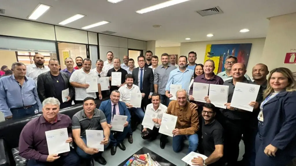 Presidente da ALES amplia colaboração com presidentes de câmaras de vereadores Deputado Marcelo Santos, presidente ALES, com diversos vereadores