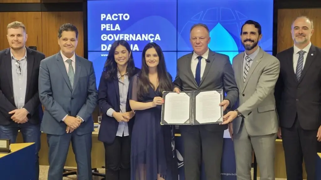 Renato Casagrande assina pacto nacional pela governança da água no Espírito Santo Renato Casagrande exibindo o documento do pacto pela governança da água