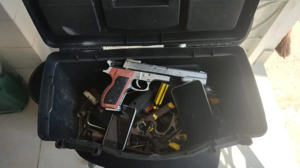 Polícia Civil prende sujeito com maleta recheada de flagrantes na região do Copo Sujo da Serra Maleta de ferramentas, encontrada com o sujeito acusado de roubar passageiros de ônibus na serra, no interior da maleta, há uma réplica de arma de fogo, celulares, ferramentas usadas para cometer furtos e roubos.