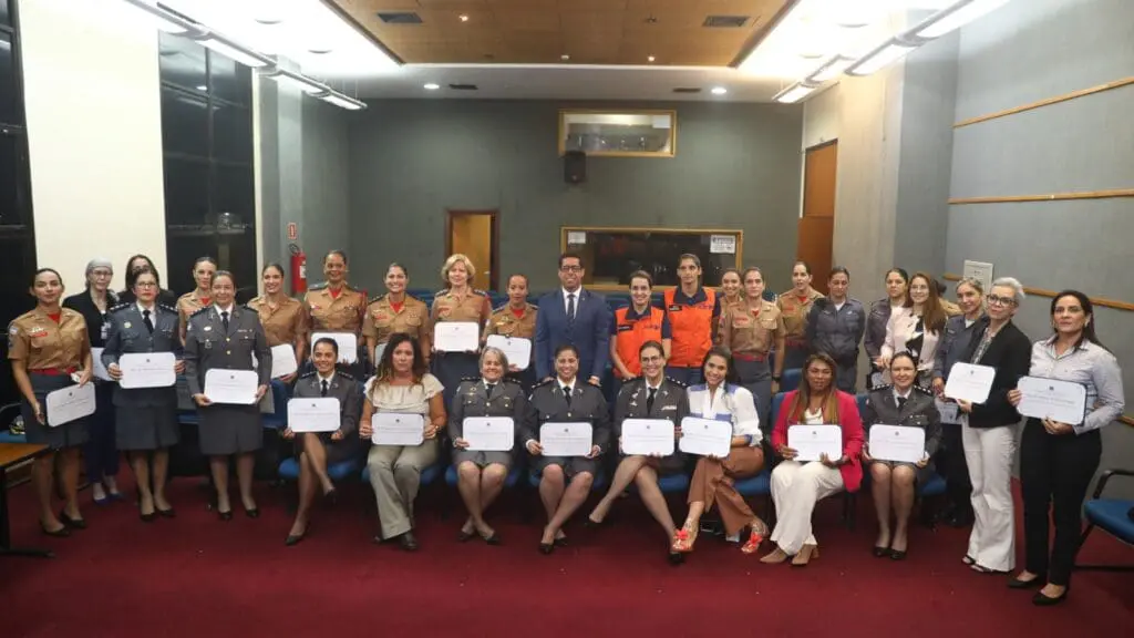 presidente da Assembleia Legislativa, deputado Marcelo Santos com as homenageadas