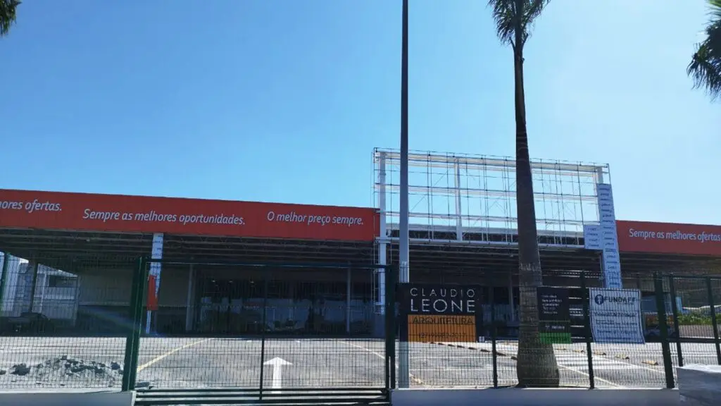 Novo atacado Sempre Tem do grupo Carone já tem expectativa para inauguração em Jacaraípe Foto da entrada do novo supermercado, pertencente ao grupo carone