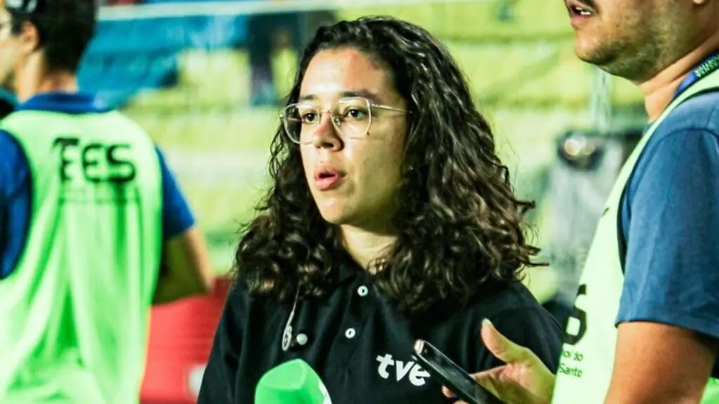 Jogo do Serra FC marcou a primeira transmissão com narração feminina na história do futebol capixaba Ana Clara marcou história como a primeira narradora no futebol capixaba