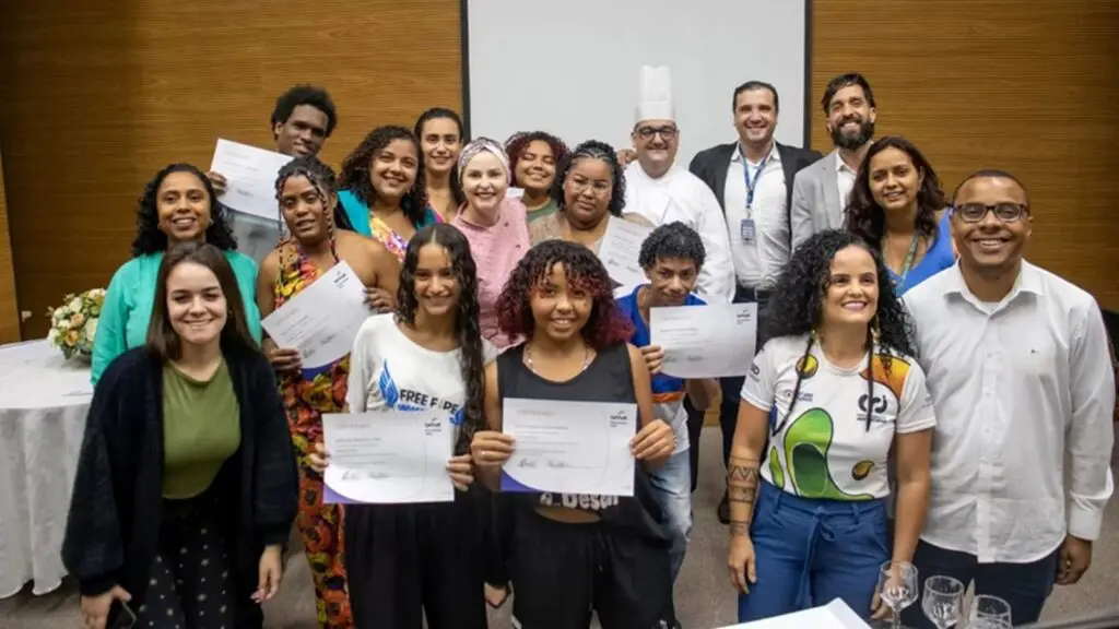 Parceria entre SEDH e Senac-ES celebra formação de jovens na Serra: jornada de empoderamento e oportunidade Autoridades, professores e alunos