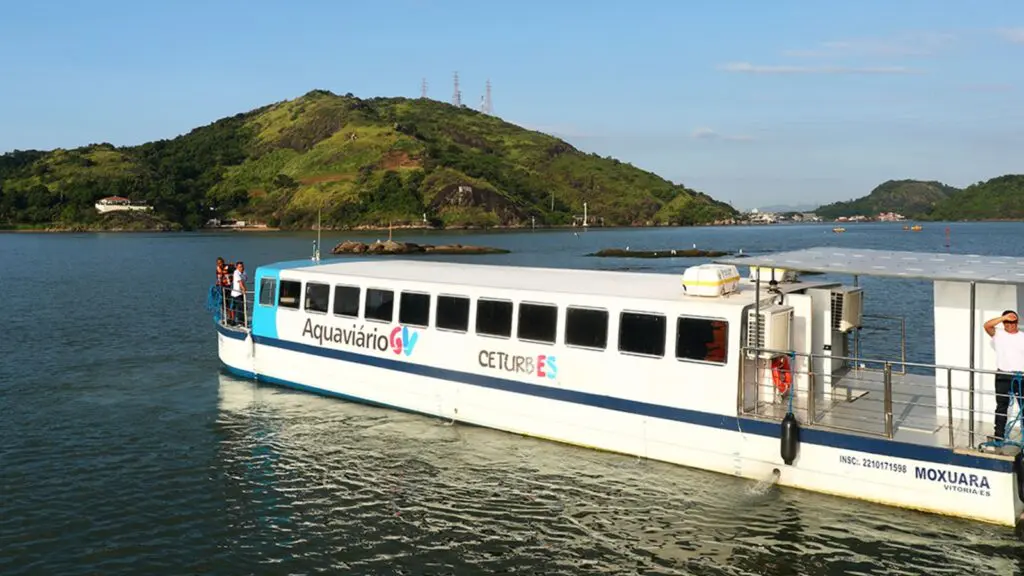 Aquaviário zarpando de Vitória, no Espírito Santo
