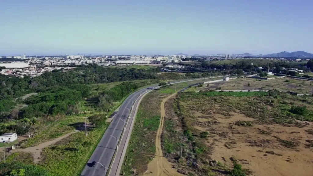 Imagem aérea de ciclovia na margem da avenida Civit próxima BR-101 na Serra-ES