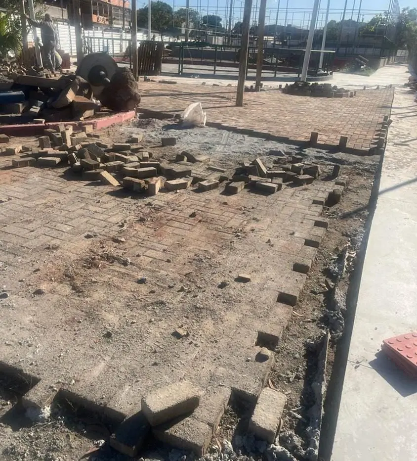 Paralelepípedos usados sendo instalados na praça de Planalto Serrano 