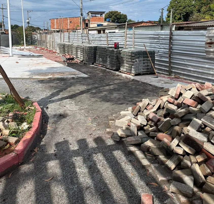 Novos paralelepípedos na obra da praça em Planalto Serrano