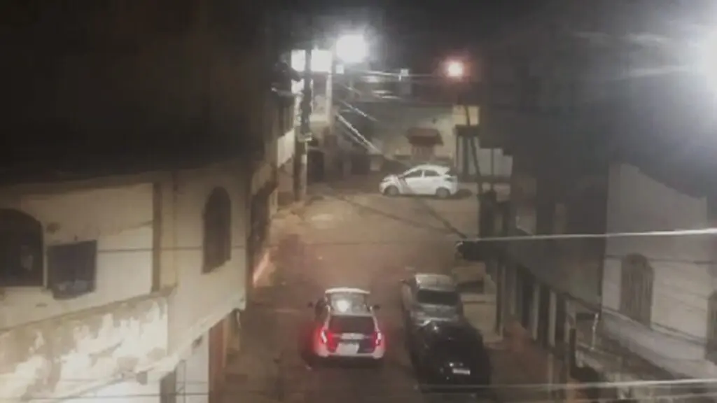 Vídeo: olheiros flagram frenética troca de tiros entre PM e traficantes em Central Carapina