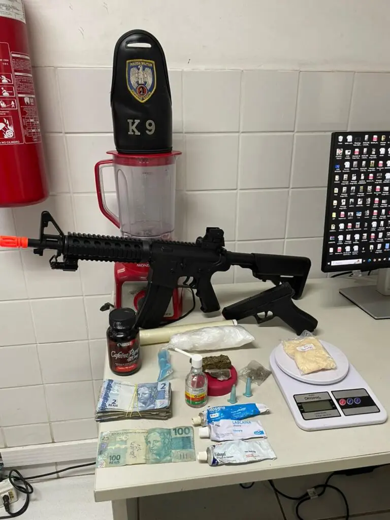 Policia Militar apresentou a apreensão a 3ª Delegacia Regional da Serra, sobre uma mesa R$346,00 em dinheiro, três pinos de cocaína, uma embalagem contendo 168 gramas de cocaína, três tubos de lidocaína, um frasco de lidocaína, duas porções de maconha e dois simulacros de arma (um tipo fuzil M4 e uma pistola Glock).