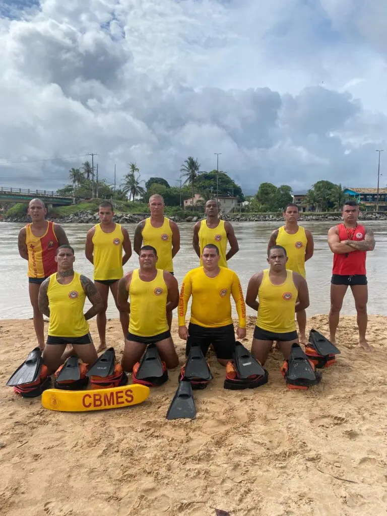 Dez Guarda-vidas pousando para a foto na praia com os equipamentos do Corpo de Bombeiros