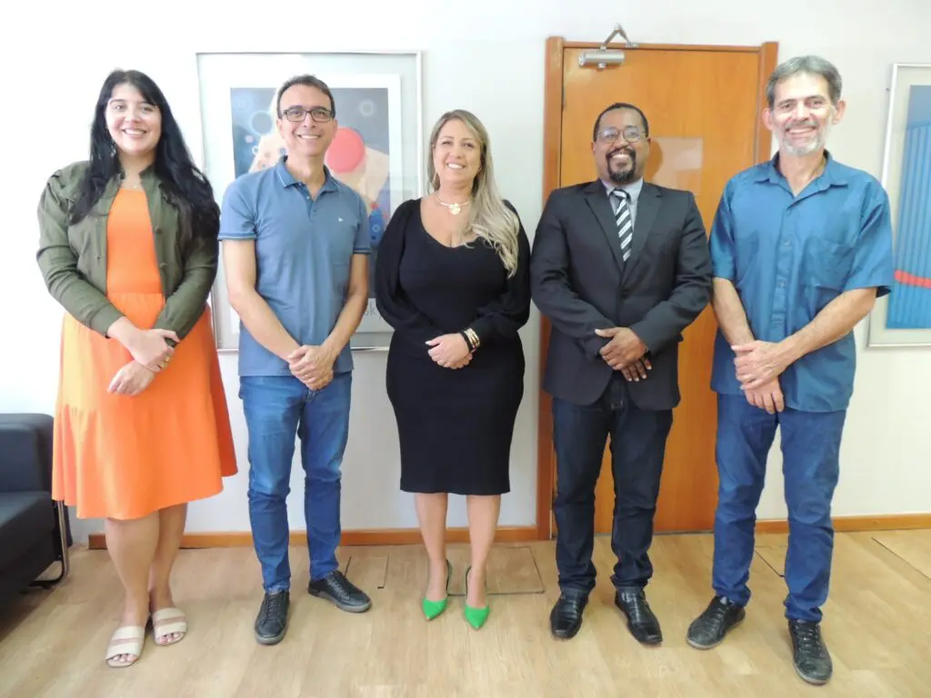Foto dos participantes da reunião, entre os Procons da Serra e do estado tirada na Câmara da Serra.