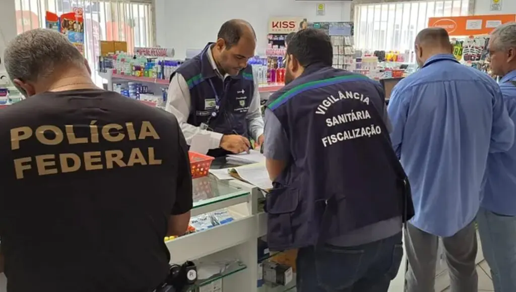 Polícia Federal encontra porta secreta com estoque clandestino dentro de farmácia na Serra Polícia Federal encontra sala secreta em farmácia da Serra.