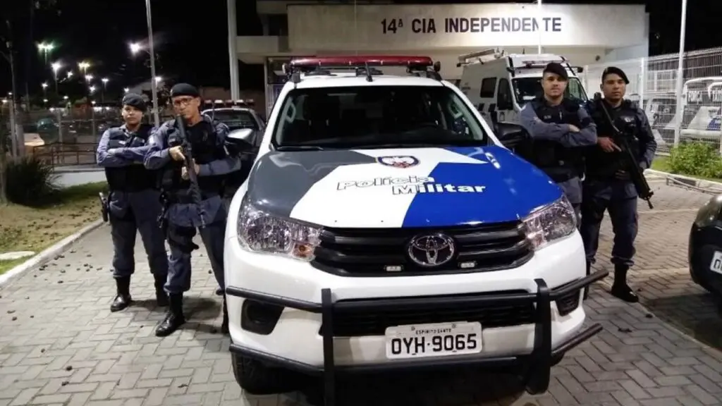 Militares arrocham motociclista que debochava da Polícia Militar em Feu Rosa Polícia Militar captura motociclista debochado que desafiou militares na Serra
