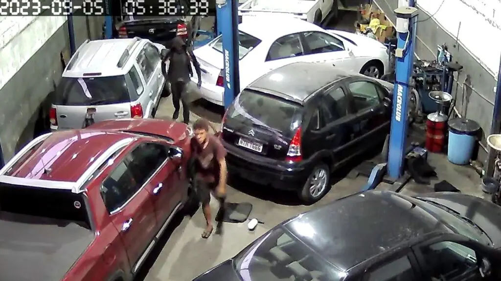 Vídeo: dupla de noias deixa prejuízo de 15 mil após fazer a limpa em oficina na Serra Dupla rouba oficina na Serra