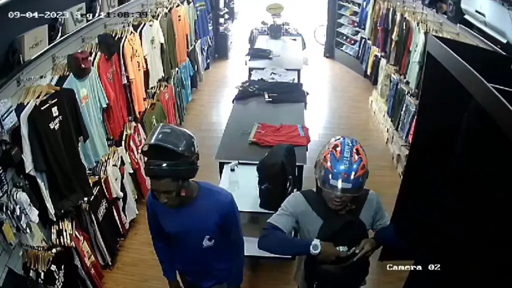 Vídeo: assaltantes armados se passam por clientes e fazem a limpa em loja de roupas na Serra Assaltantes fazem a limpa em loja de roupa na Serra.