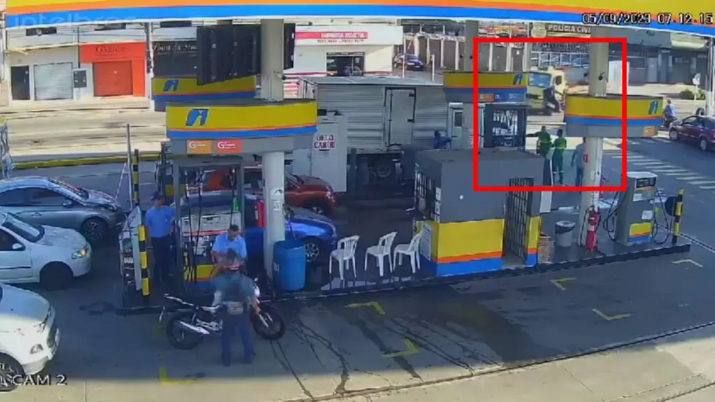 Vídeo: motociclista morre após ser arremessado durante acidente com caminhão na Serra Motociclista morre após acidente envolvendo um caminhão na Serra