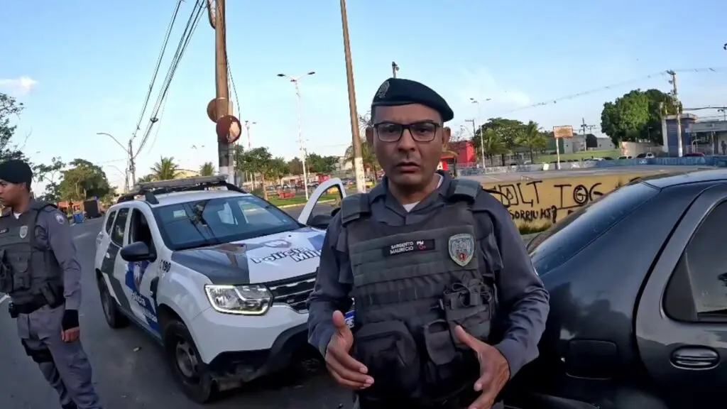 Polícia Militar apreende carro que estava tirando o sossego dos moradores de Feu Rosa Polícia Militar apreende veículo na Serra