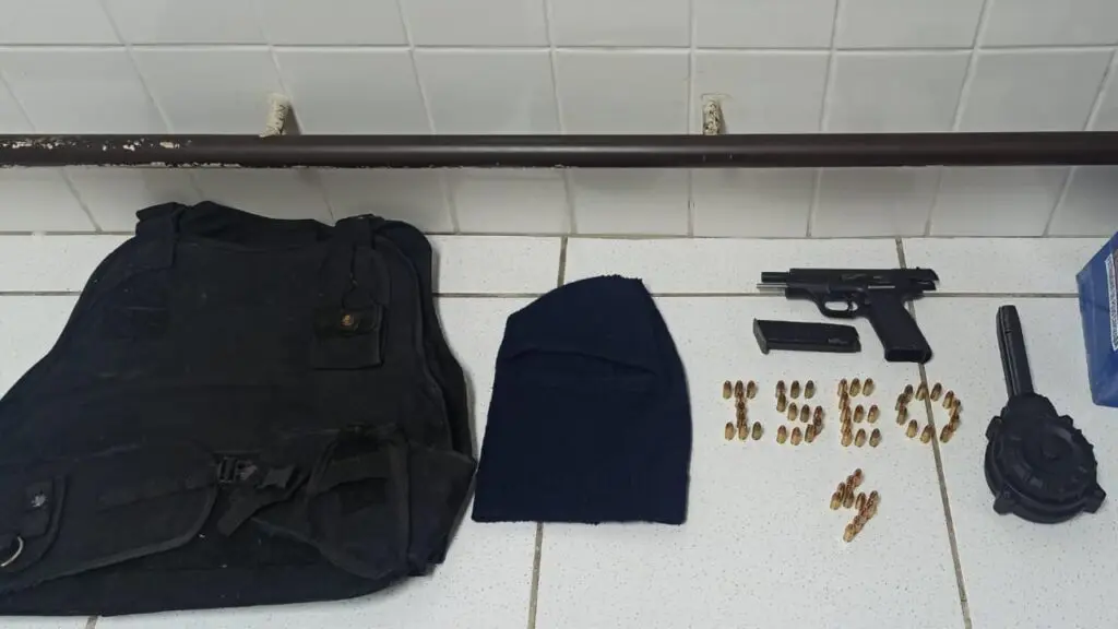 Polícia Militar invade barraco e prende sujeito lotado de flagrantes em Planalto Serrano Polícia Militar prende jovem armado em Planalto Serrano.