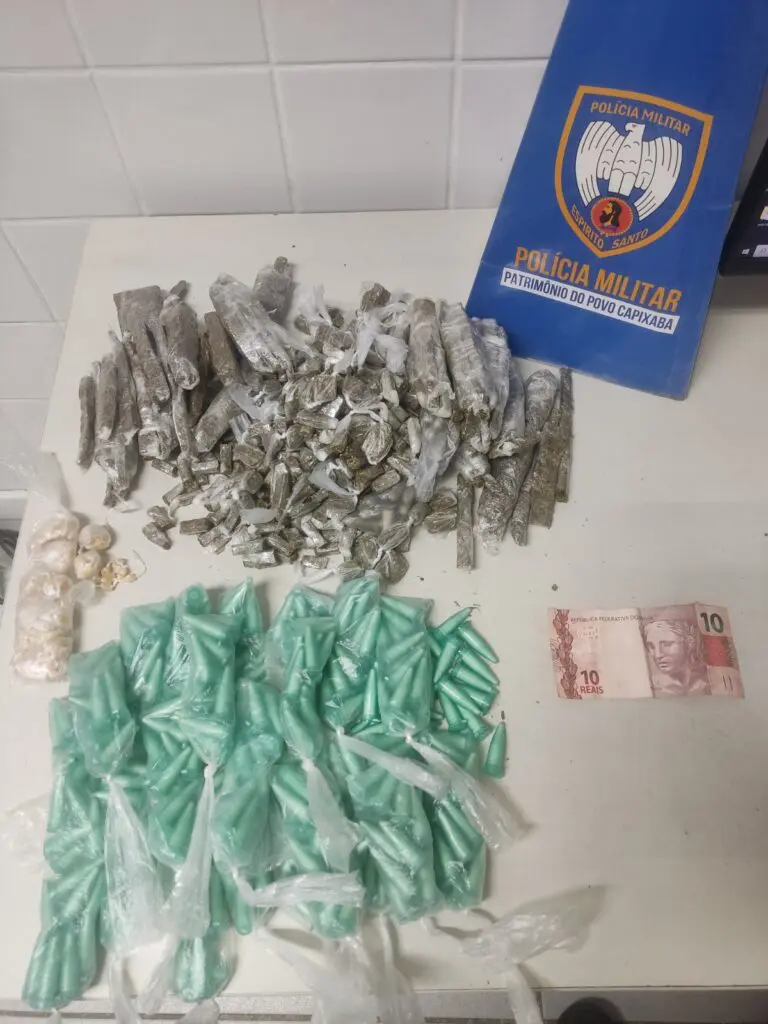 O sucesso da ação ocorreu após denúncias anônimas, que levaram a equipe da Polícia Militar, ao traficante e ao estoque das drogas 