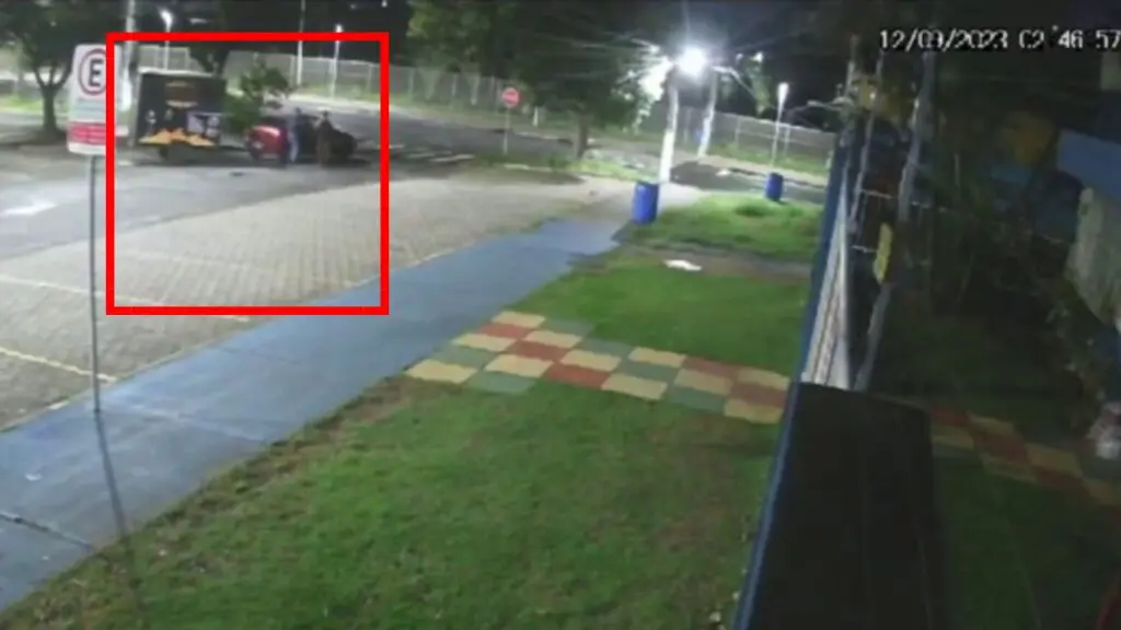Vídeo: Ladrões estouram corrente e levam Trailer no bairro de Valparaíso Ladrões furtam trailer na Serra
