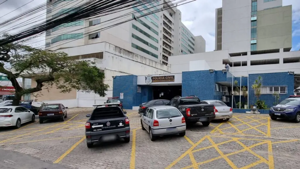 Polícia Militar prende sujeito vacilando na pista com réplica de pistola na Serra Polícia Militar prende sujeito armado com arma de brinquedo na Serra.