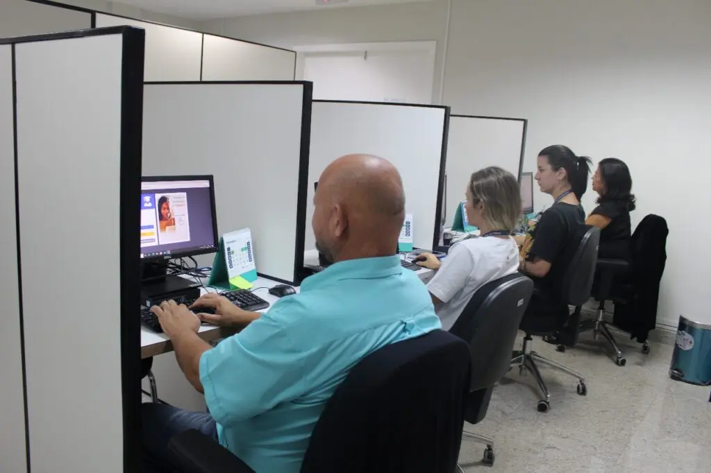 Equipe do PROCON da Câmara da Serra , sentados realizando o treinamento EAD.