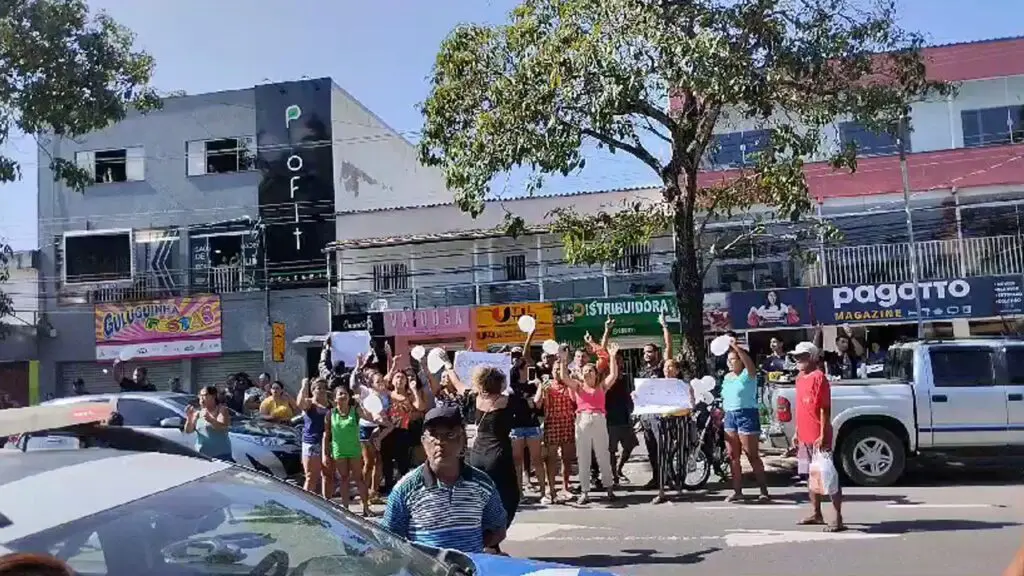 Vídeo: Manifestação em frente a creche onde bebê morreu engasgado na Serra Manifestação apos morte de bebe em creche da Serra