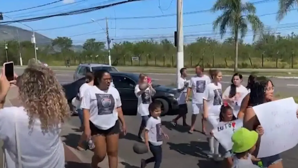 Vídeo: Manifestação pede justiça após morte de bebê Bernardo em creche na Serra Manifestantes se reúnem e pedem justiça na Serra