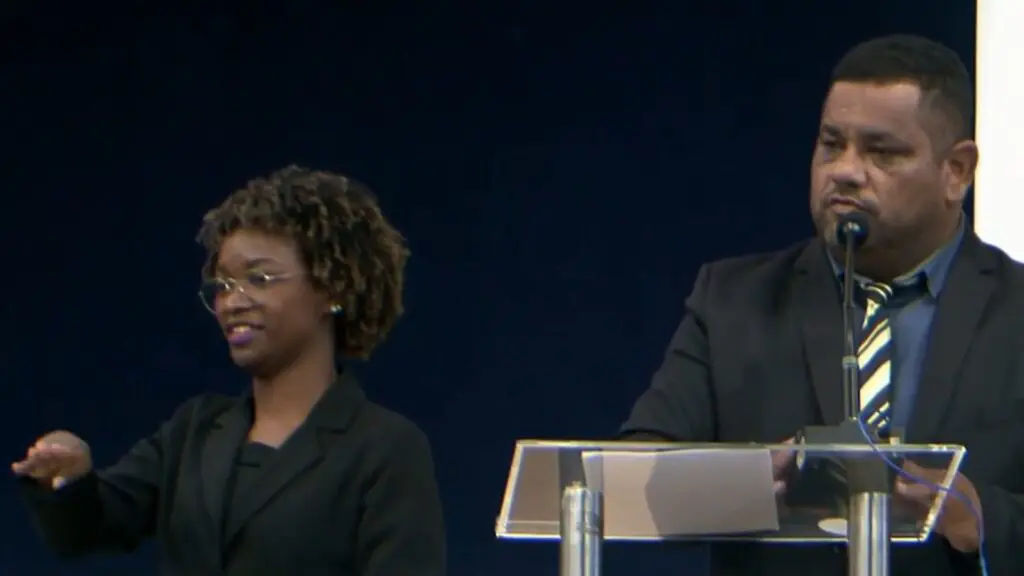 Vereador inova com intérprete de Libras durante sessão ordinária na Câmara da Serra