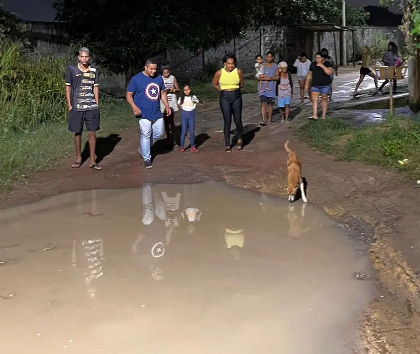 Vereador Anderson Muniz ao lado de moradores na rua Pitangueira
