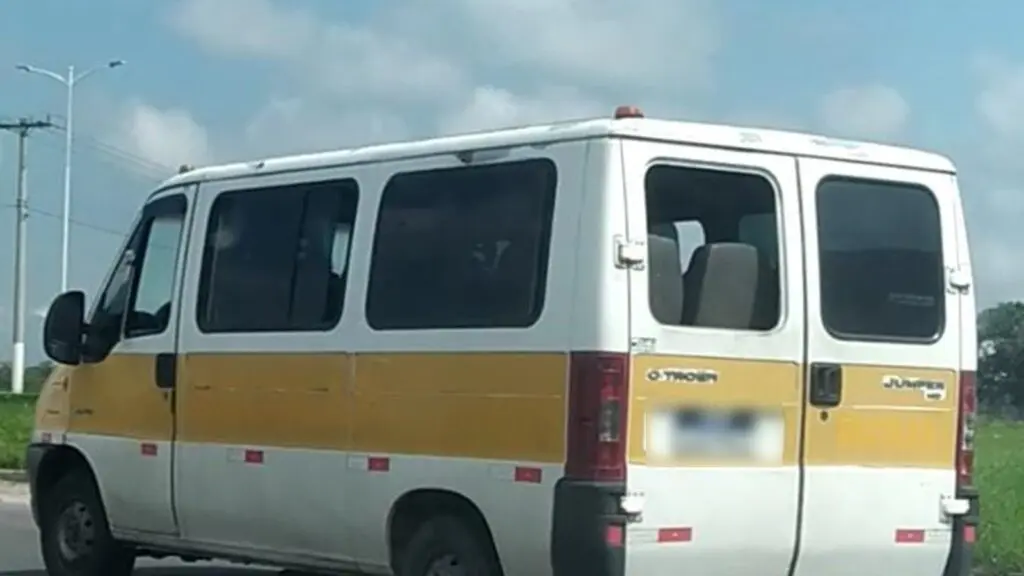 Vídeo: motorista denuncia suposta van escolar circulando sem vidro na janela pela Serra Van Escolar na Serra