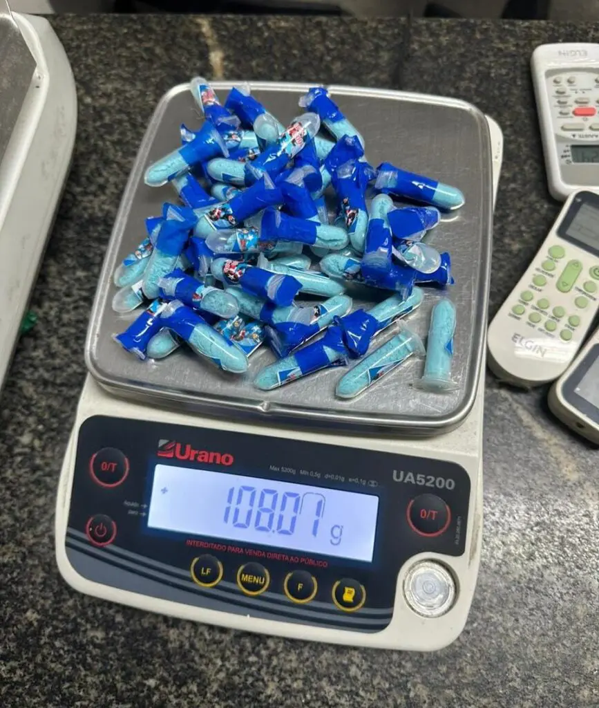 Guarda da Serra apresentando a apreensão, sobre uma balança de precisão cerca de 60 pinos de cocaína, que foram apreendidos durante a ocorrência.