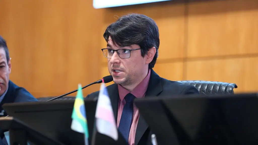 Benicio Costa durante sessão da ALES