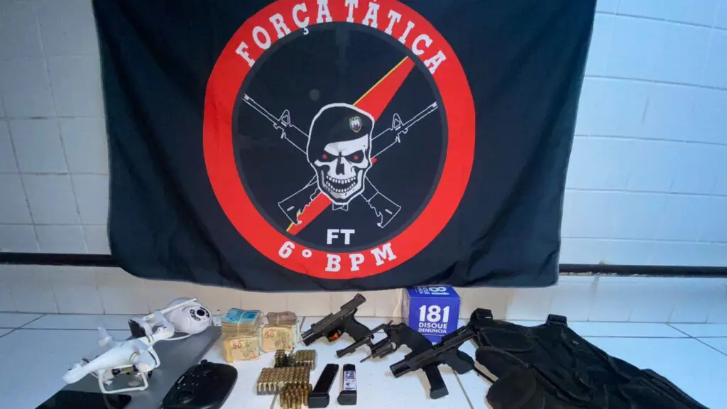 Polícia Militar prende procurado da justiça vacilando recheado de arma e dinheiro em Nova Carapina Polícia Militar prende procurado da justiça vacilando recheado de arma e dinheiro em Nova Carapina