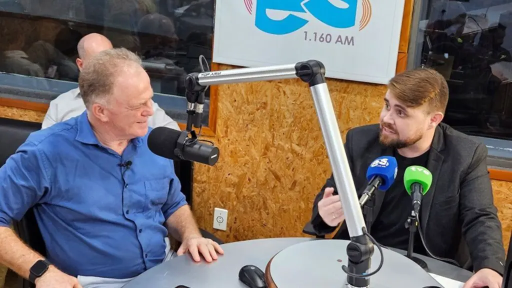 Rádio Espírito Santo agora terá transmissão em FM para todo o estado Renato Casagrande em participação na Rádio Espírito Santo