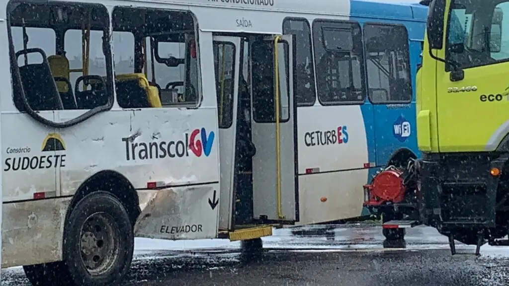 Passageiro do Transcol fica machucado em acidente na Serra e pode receber indenização de R$ 6 mil